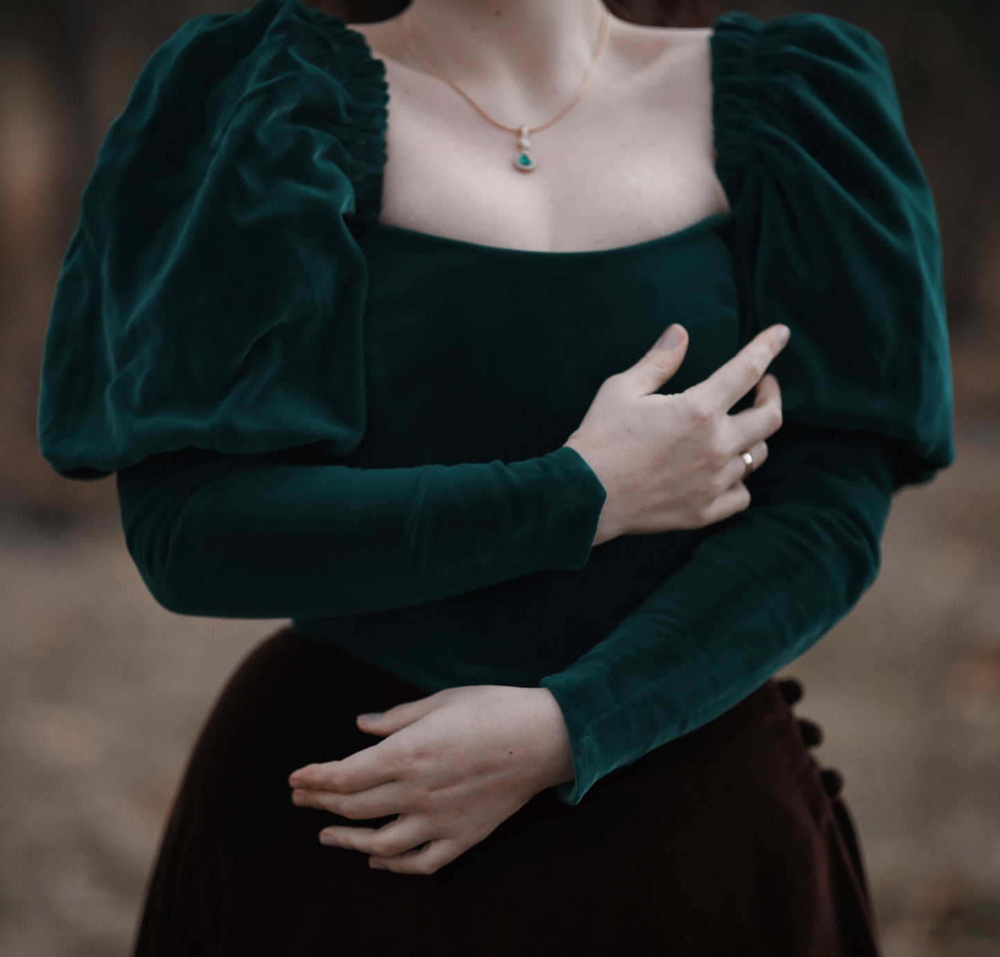 One-Layer 18th Century Velvet Corset Top "Royalty" – Overbust Corset with Detachable Puffy Sleeves, Elizabethan Inspired