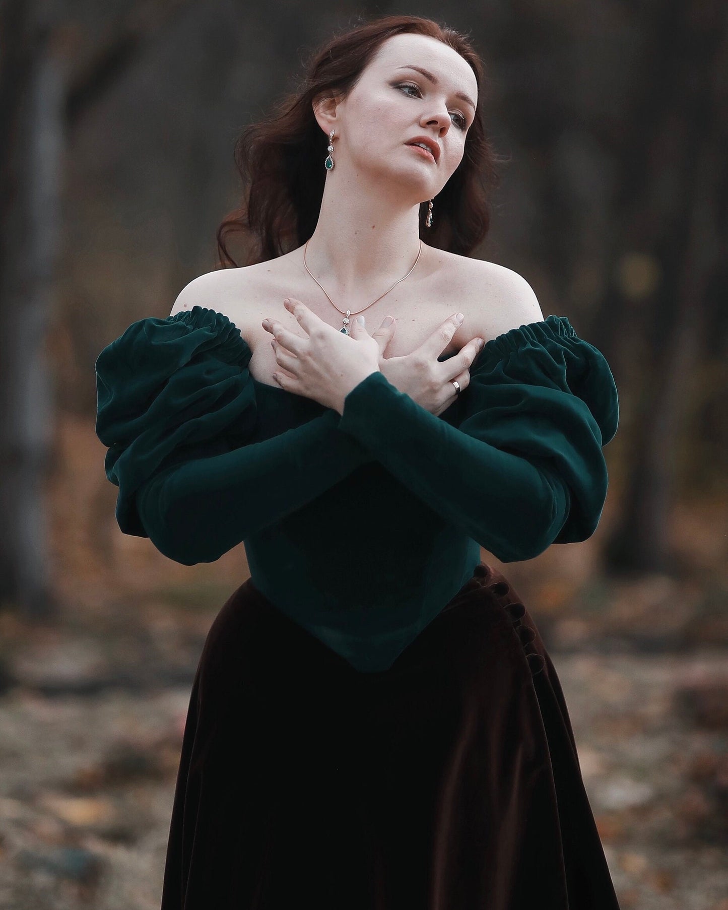 One-Layer 18th Century Velvet Corset Top "Royalty" – Overbust Corset with Detachable Puffy Sleeves, Elizabethan Inspired